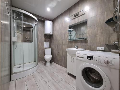 扎波罗热3-room Luxury Apartment on Sobornyi Avenue 133, by GrandHome的一间带洗衣机和卫生间的浴室