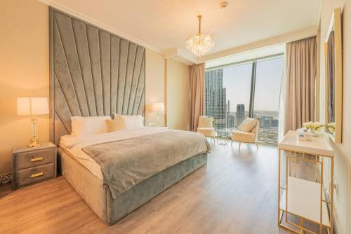 迪拜FIRST CLASS 3BR with full BURJ KHALIFA and FOUNTAIN VIEW的一间卧室设有一张大床和一个大窗户