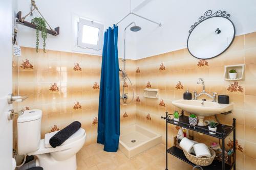 赛罗卡波斯Endless Blue的一间带卫生间和水槽的浴室