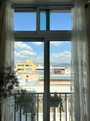 危地马拉Entre Rosas y Flores的市景窗户