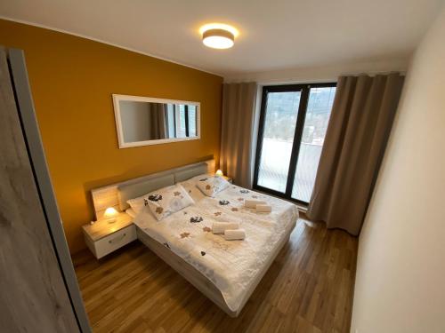 巴德霍夫斯基库佩莱Rezidencia AMÉLIA - Afrodita 3的一间卧室设有一张床和一个大窗户