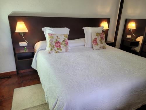 布埃纳维斯塔德尔诺尔特La Cuadra的卧室配有白色的床和2个枕头