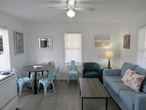 基蒂霍克海滩Saltaire Cottages的客厅配有沙发和桌椅