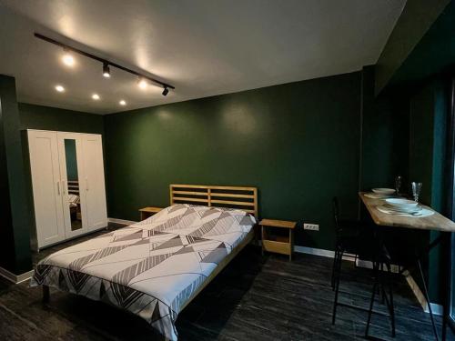 MoineştiStudio G1的一间卧室设有一张床和绿色的墙壁
