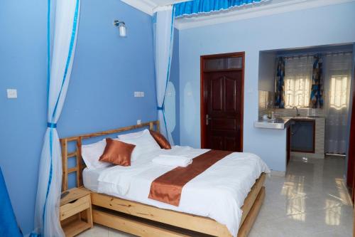 姆巴拉拉WestWay Luxury Suites的蓝色客房中一间带床的卧室
