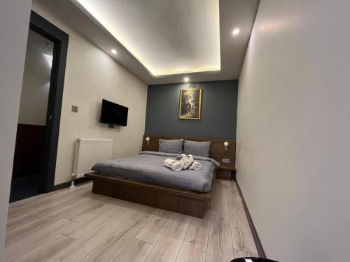 安卡拉NENEHATUN59 BUTİK OTEL的一间卧室配有一张床,上面有两条毛巾