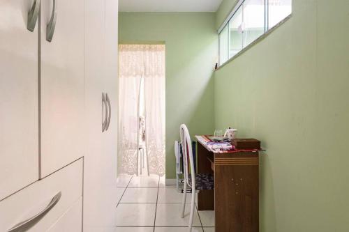 里约热内卢Quarto com banheiro para solteiros no Rio de Janeiro的一间带书桌和窗户的浴室