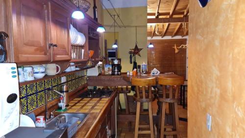 雷蒂罗Apartamento Acogedor en el Retiro的厨房配有木制橱柜和台面