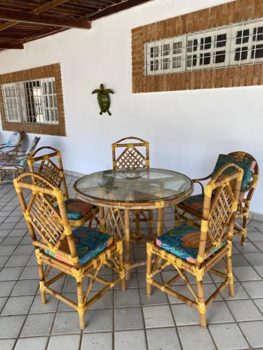 圣若泽-达科罗阿格兰迪Village do Sossego的露台上的玻璃桌子和椅子