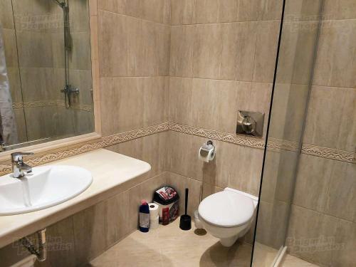 瓦尔纳RELAX Apartment in Varna South Bay Residence的浴室配有卫生间、盥洗盆和淋浴。