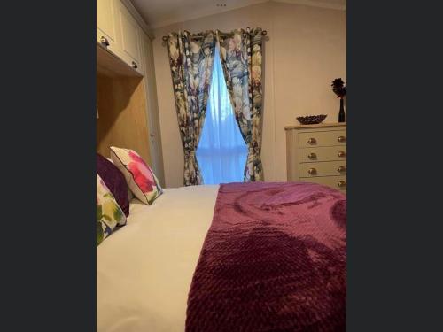 兰福德Forest Lake Lodge的一间卧室设有一张床和一个窗口