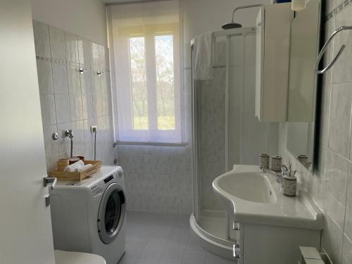 乌尔巴尼亚Casa Monte Santo的白色的浴室设有洗衣机和水槽。