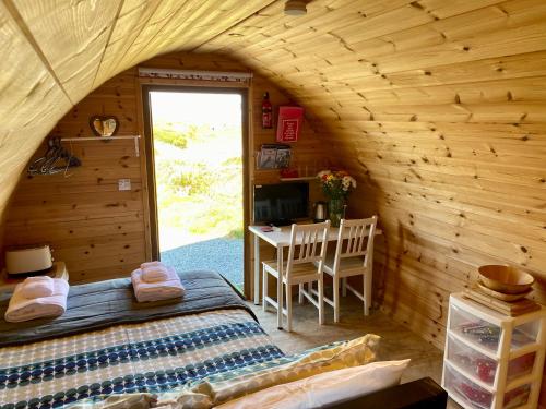 卡纳Earls View Pod的小木屋内的卧室,配有一张床和一张书桌