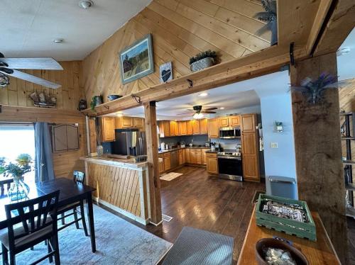 Osceola #13 Mine House的一个带木制橱柜和桌子的厨房