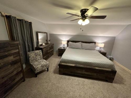 Osceola #13 Mine House的卧室配有1张床、吊扇和1把椅子
