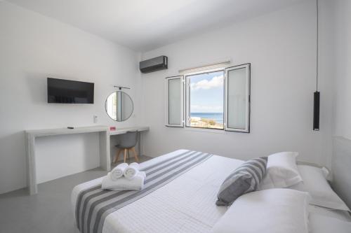 卡马利Kamara Sea View Villa的白色的卧室设有床和窗户