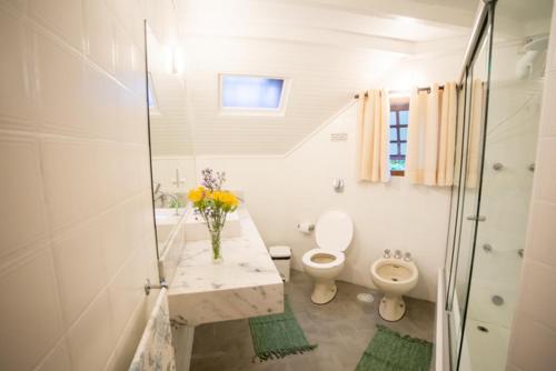 蒙特韦尔迪Casa das Pedras的白色的浴室设有卫生间和水槽。