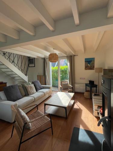克罗宗Maison familiale 11 couchages, proche de La Palue的客厅配有沙发和桌子