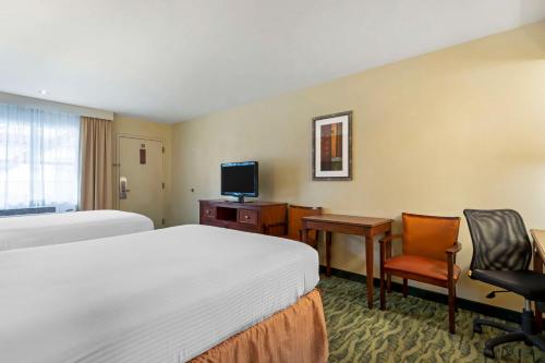 麦卡伦Best Western Mcallen Medical Center的酒店客房设有两张床、一张桌子和一台电视。