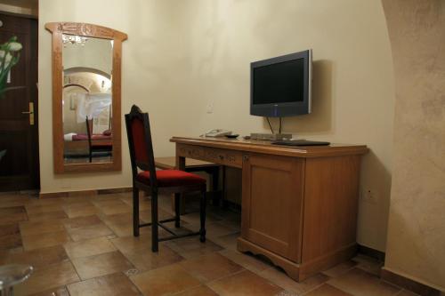 阿卡埃克泰尔精品酒店的客房设有书桌、电视和椅子