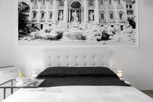 罗马Emperooms Guest House的一间卧室配有一张床,并画着喷泉