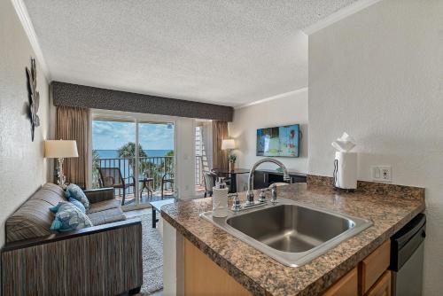 坦帕Wake up to Ocean Views from your private balcony的一个带水槽的厨房和一间客厅