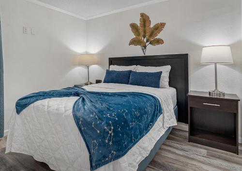 坦帕Wake up to Ocean Views from your private balcony的一间卧室配有一张带蓝色毯子的床