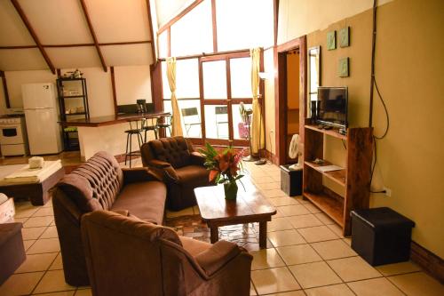 Puerto ViejoChilamate Rainforest Eco Retreat的客厅配有两张沙发和一张桌子