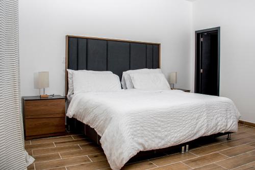 伊斯米基尔潘Rá Ngu的卧室内的一张大床和黑色床头板