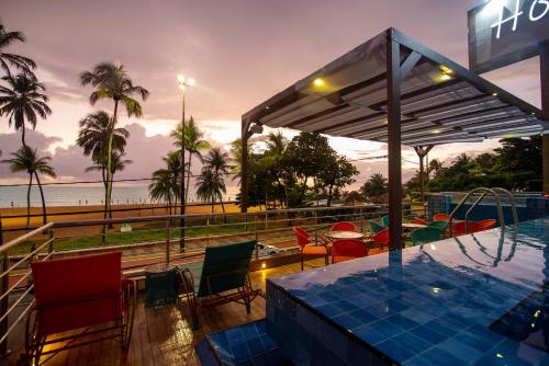 若昂佩索阿内塔那普拉亚酒店的一个带桌椅的游泳池的度假酒店