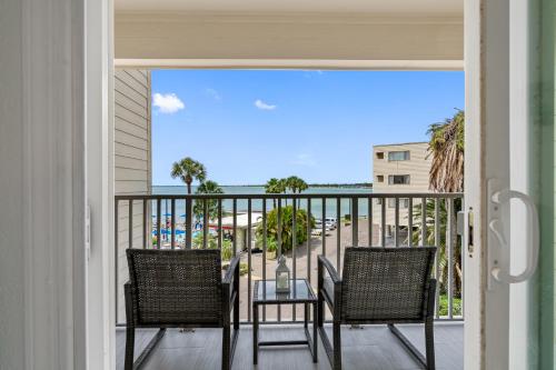 坦帕Welcome to Sea Forever - Balcony Water View Tampa的阳台配有2把椅子和1张桌子,享有风景。