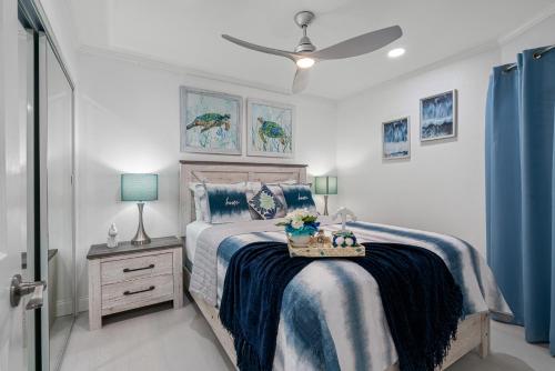 坦帕Welcome to Sea Forever - Balcony Water View Tampa的一间卧室配有一张带蓝色棉被的床