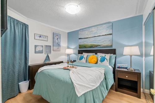 坦帕Paradise Beach Sailport Resort Condo的一间卧室配有一张蓝色墙壁的床