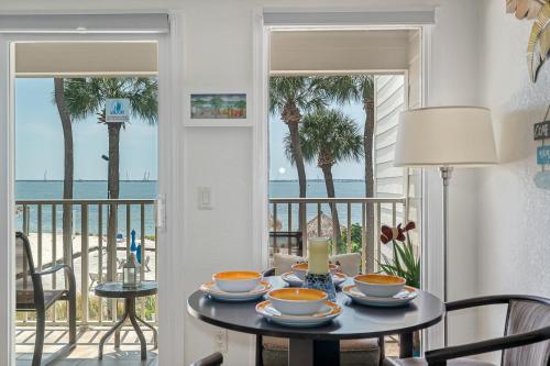 坦帕Paradise Beach Sailport Resort Condo的一间设有一张桌子的海滩景用餐室
