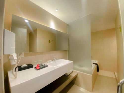 杜迈杜迈祖里格兰德酒店的浴室设有白色水槽和镜子