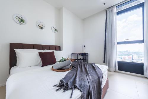 吉隆坡Netflix 1-4pax Family Suite at Arcoris Mont Kiara的一间卧室设有一张大床和一个大窗户