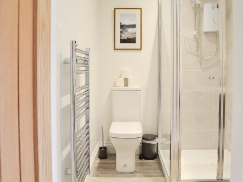 约克Carr Lodge的白色的浴室设有卫生间和淋浴。
