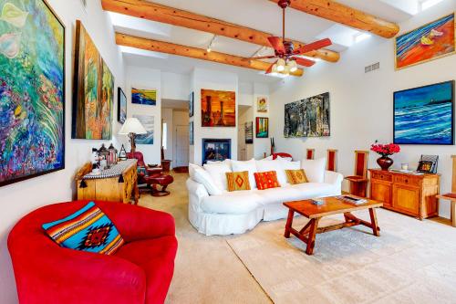 圣达菲Casa Vistoso的客厅配有白色沙发和红色椅子