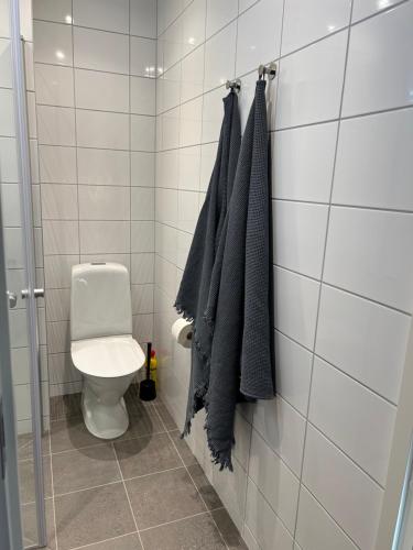 JonstorpTunnebergaBoB的浴室设有卫生间,毛巾挂在墙上