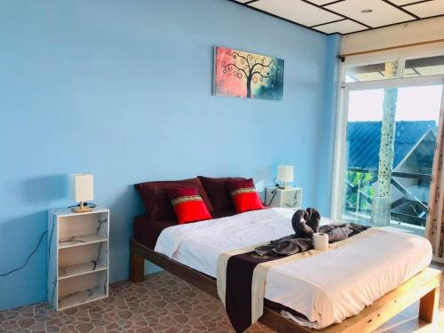 达叻府Rock sand Resort的一间卧室设有两张床和蓝色的墙壁