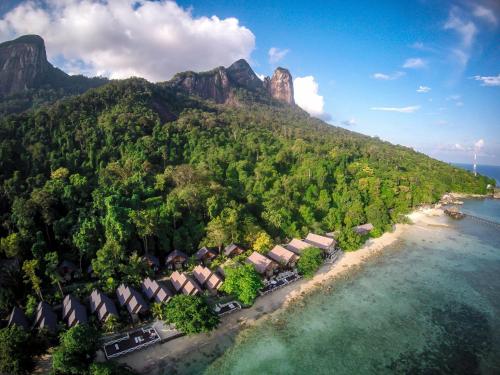 刁曼岛Tunamaya Beach & Spa Resort Tioman Island的热带岛屿上度假村的空中景观