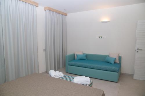 切齐纳码头Delfino Tuscany Resort的客厅里设有蓝色沙发
