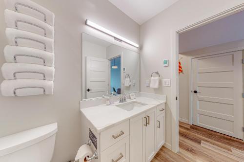 库珀维尔Penn Cove Strand #E的白色的浴室设有水槽和镜子