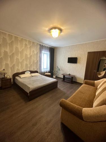 苏梅维萨拉布德知卡酒店的一间卧室配有一张床和一张沙发