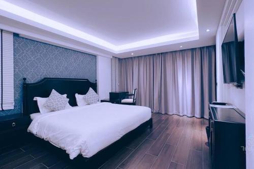清迈ห้องดีลักซ์วิวดอยสุเทพ Deluxe with Doi Suthep view的卧室配有一张白色大床