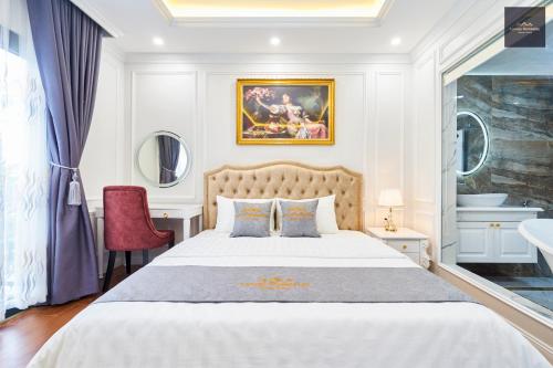 下龙湾Luxury Homestay Vinhomes Dragonbay Hạ Long的一间卧室配有一张大床和一张红色椅子
