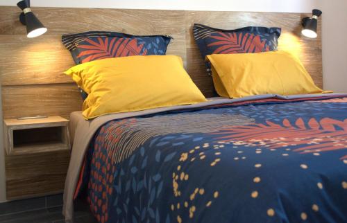 萨拉济Villa Le Jacaranda的一间卧室配有一张带黄色枕头的床