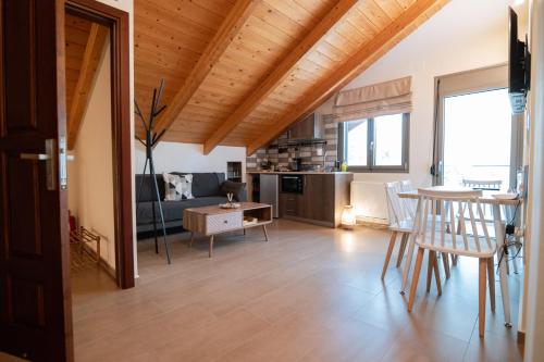 普雷韦扎Villa Athina的客厅设有木制天花板和桌椅