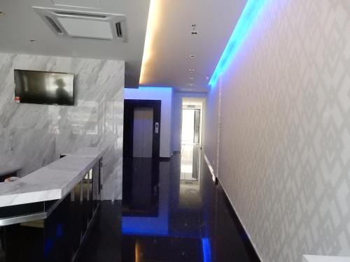 吉隆坡签名酒店@南孟沙的浴室的墙上挂着蓝色的灯