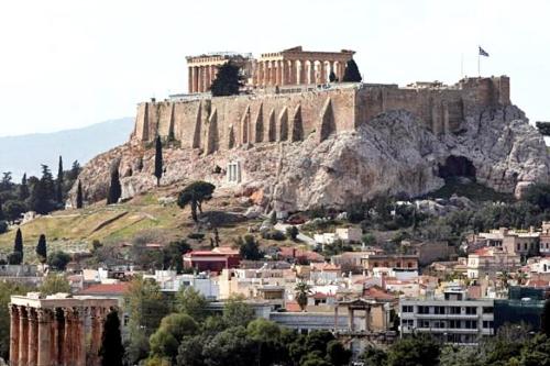 雅典Экскурсии в Афинах Гид Афины的山顶上一座城堡城市